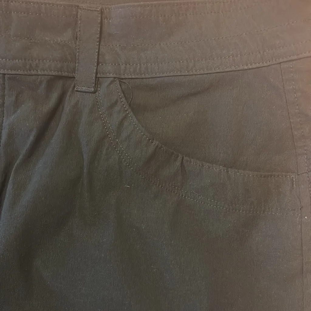 Eddie Bauer Women's Black Cargo Shorts - Image 7