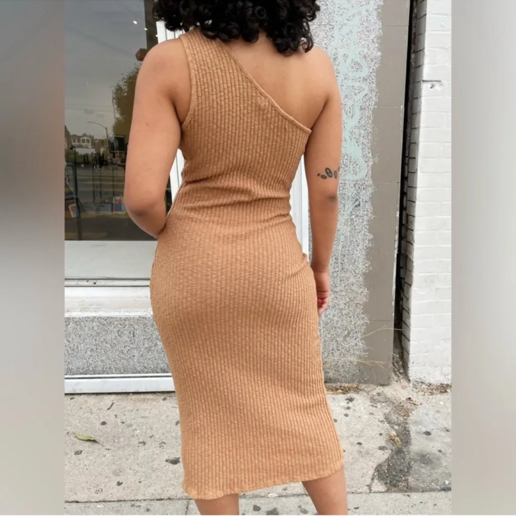 LISA SAYS GAH Paola One Shoulder Ribbed Dress, Camel, XS - Image 3