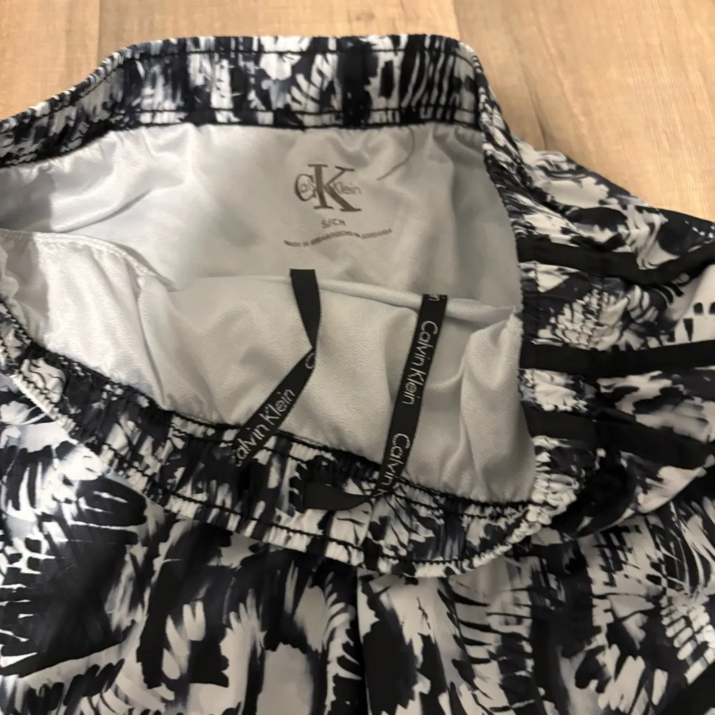 Calvin Klein Performance Short Printed tie dye Short white Black size small - Image 5
