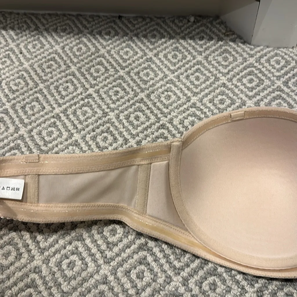 Wacoal nude strapless bra. 36D. Has loops to add straps. EUC - Image 4