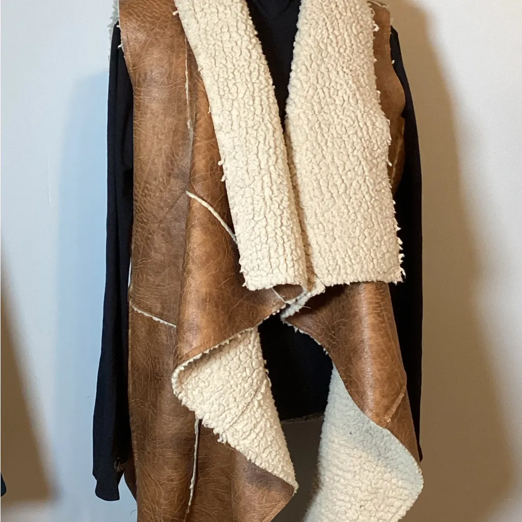 HOT & DELICIOUS FAUX LEATHER VEST BROWN WITH SHERPA Sz. LG SOFT & WARM w/POCKETS - Image 2