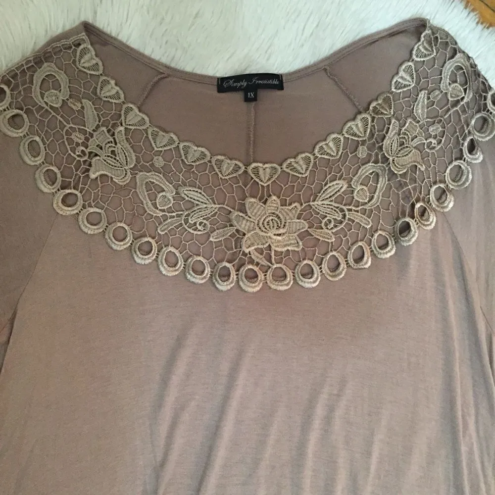 Gorgeous Flowey Top embroidered neckline Size 1X - Image 6