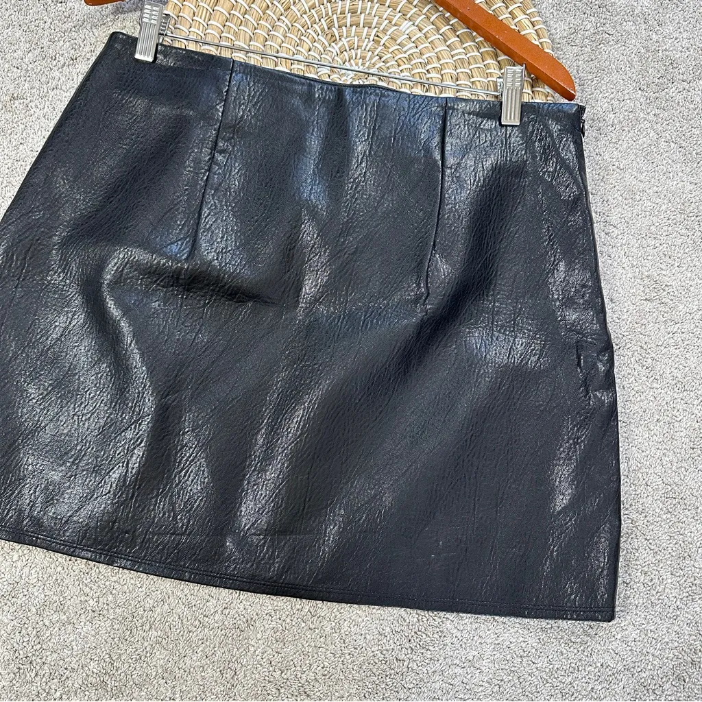 NWT Old Navy Women’s Heritage Fitted Mini Skirt Faux Leather in Black Jack L - Image 7