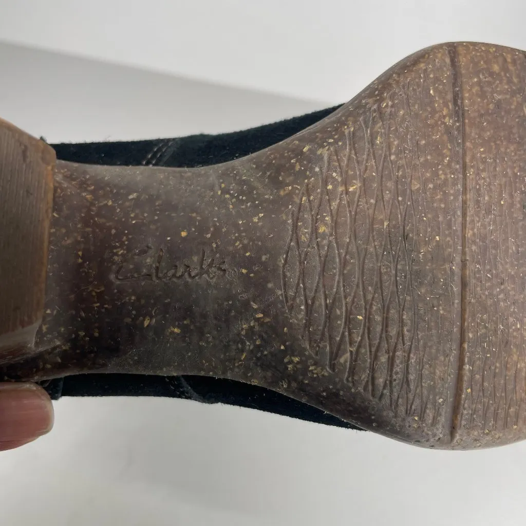 Clark’s Black Suede Artisan Chukka Round Toe Heel Bootie Sz 8.5 - Image 8