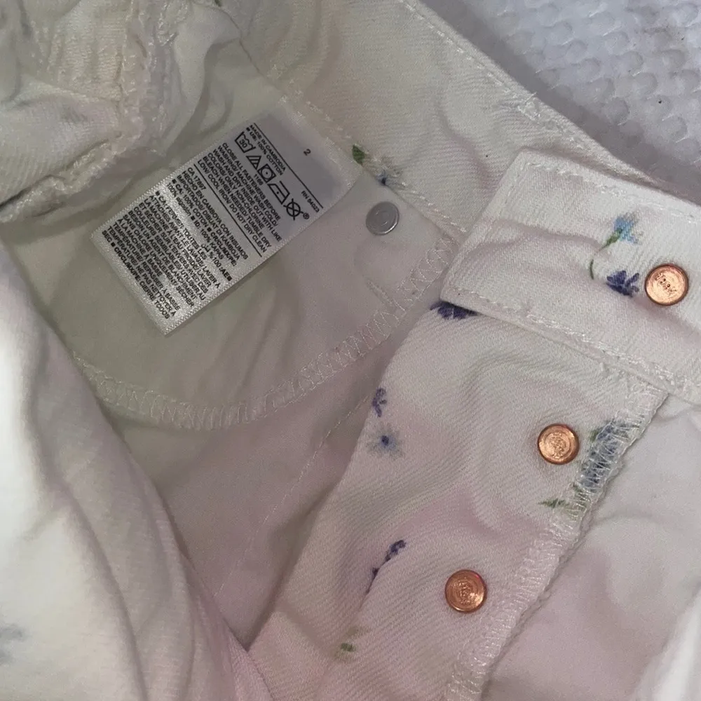 Old Navy OG High Rise Jean Shorts Womens Size 2 White Floral Denim Stret… - Image 4