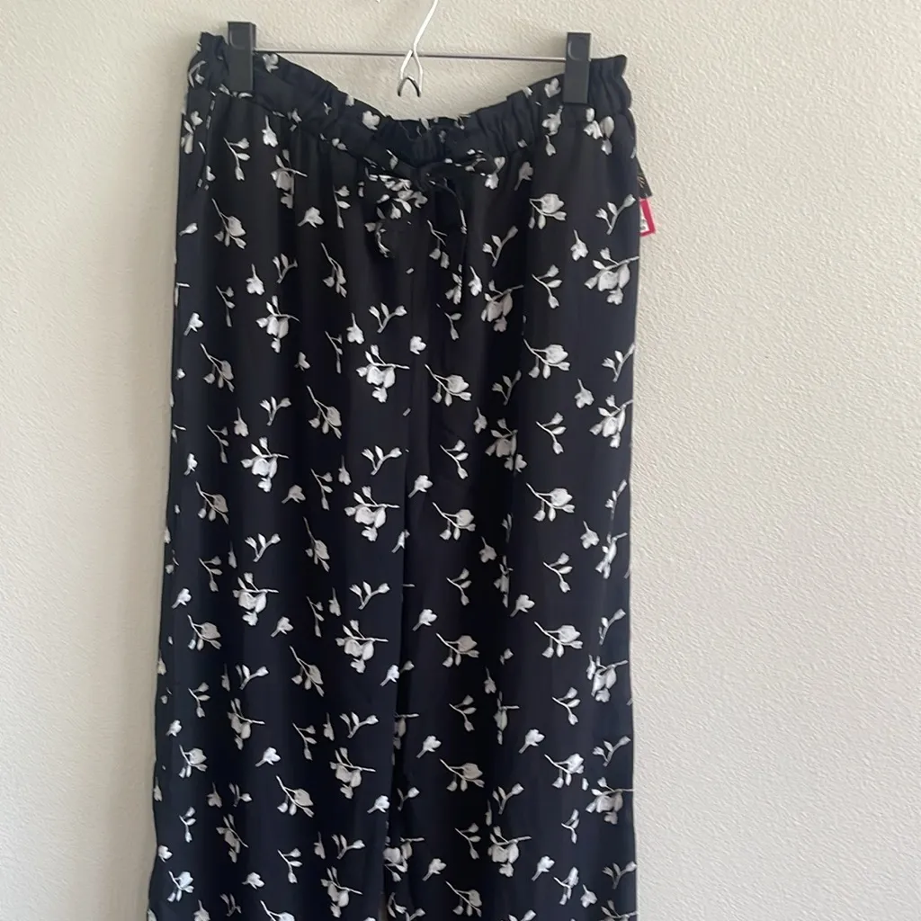 NWT Xhilaration Floral Black and White Women's Flare Pants Size L - Image 5