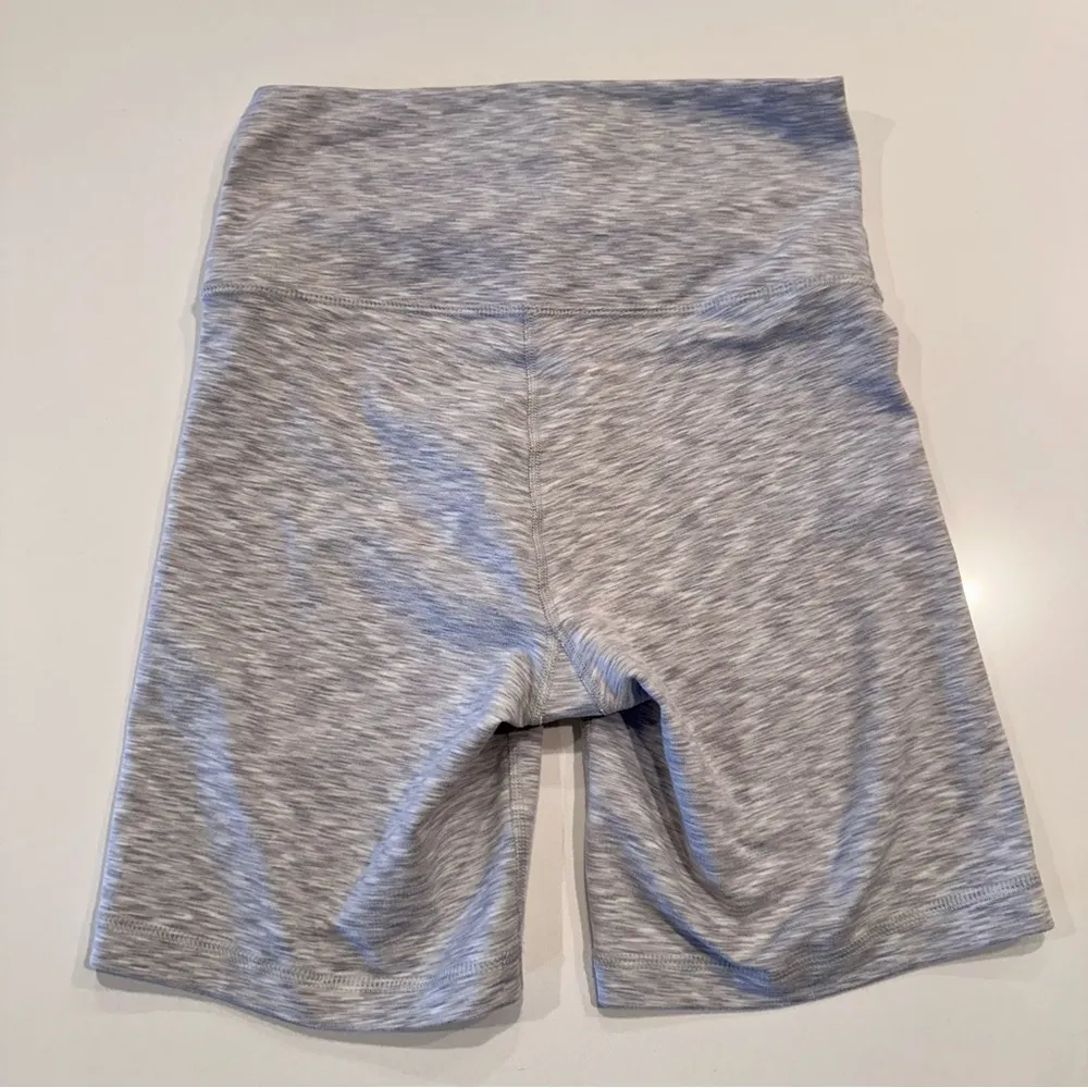 TNA Aritzia Heathered Grey‎ Biker Shorts Size Small Gray - Image 2
