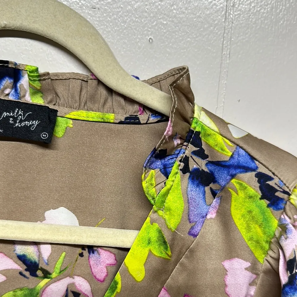 Milk and Honey Green and Tan Buttoned Fitted Blouse with Notched Collar - Image 5