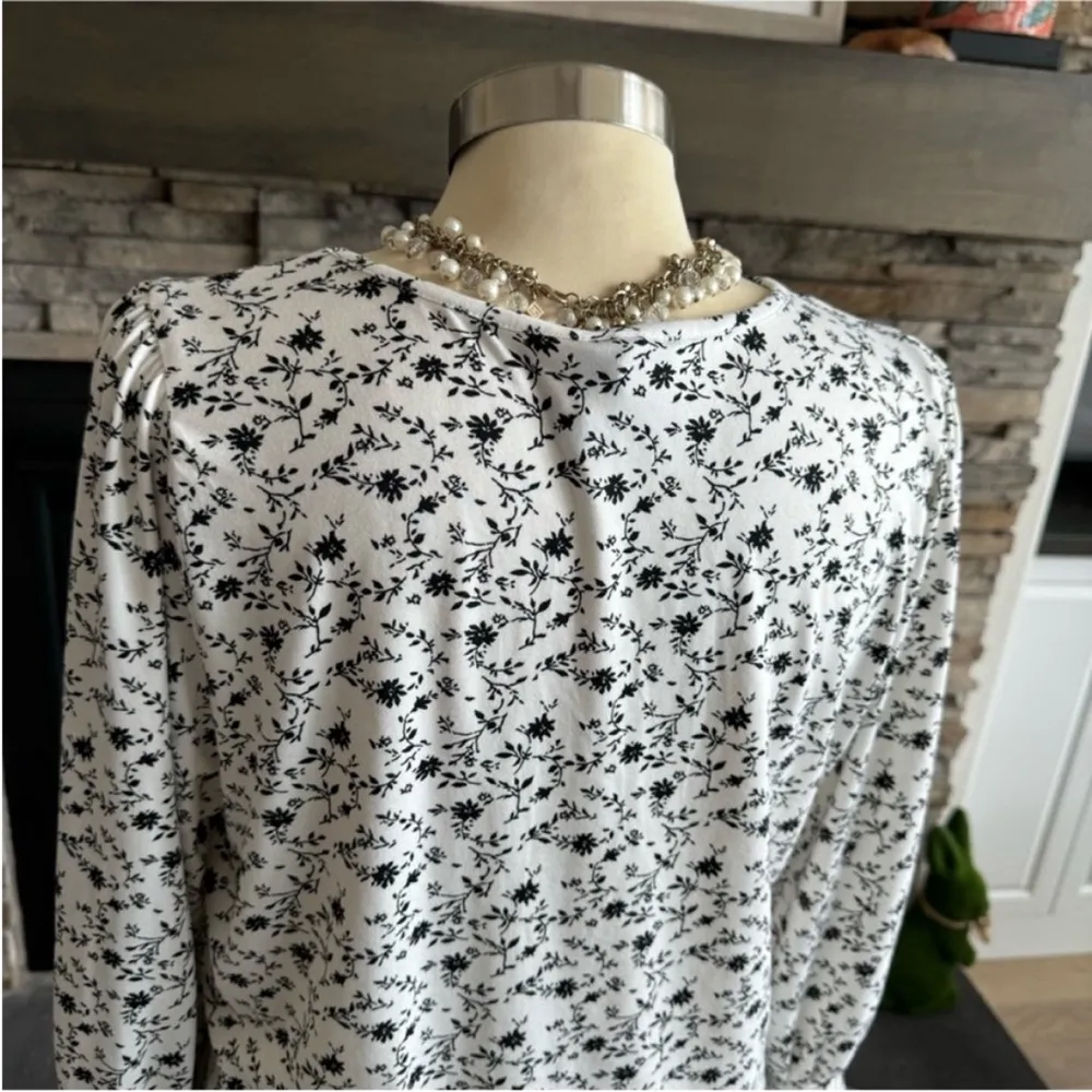 Bobeau Black and White Fitted Blouse - Image 4