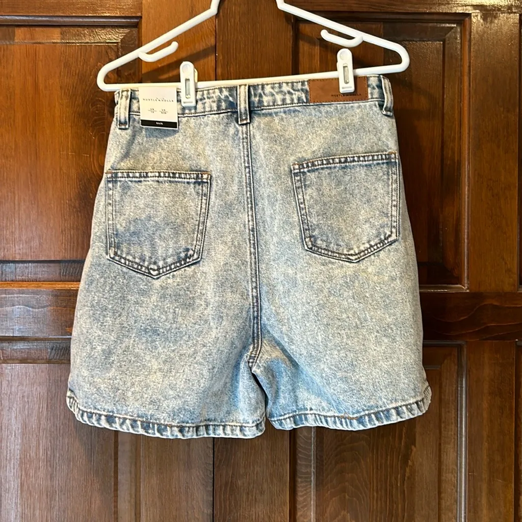 NWT Hustle N Holla Women’s Rain Jean Shorts Acid Wash Size US 6/28 Denim - Image 2
