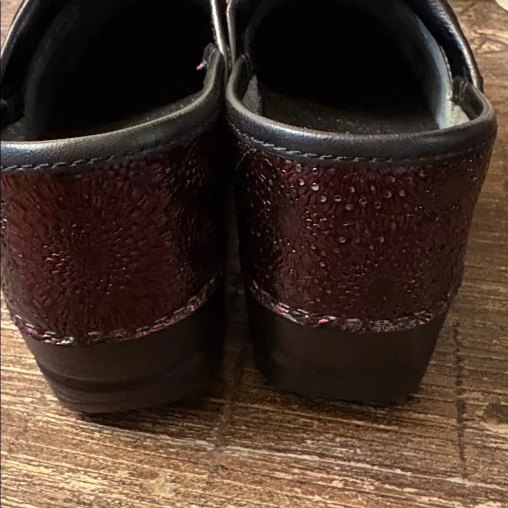 Dansko Professional Wine Medallion Patent Leather Clogs 37 US 7 EUC - Image 5