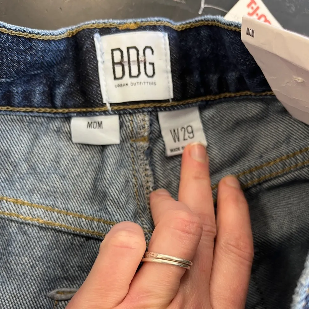 BDG High Waisted Mom Jean Shorts Pixilated Flowers Raw Hem Size 29 - Image 3