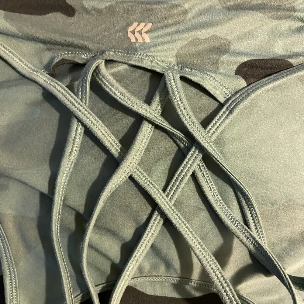 Army camo workout top all in Motion women's size 14 - Image 2