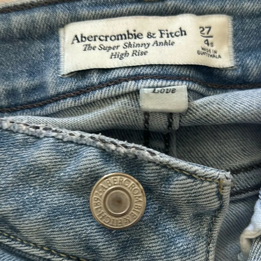 Abercrombie & Fitch Highwaisted Distressed Skinny Jeans - Image 3