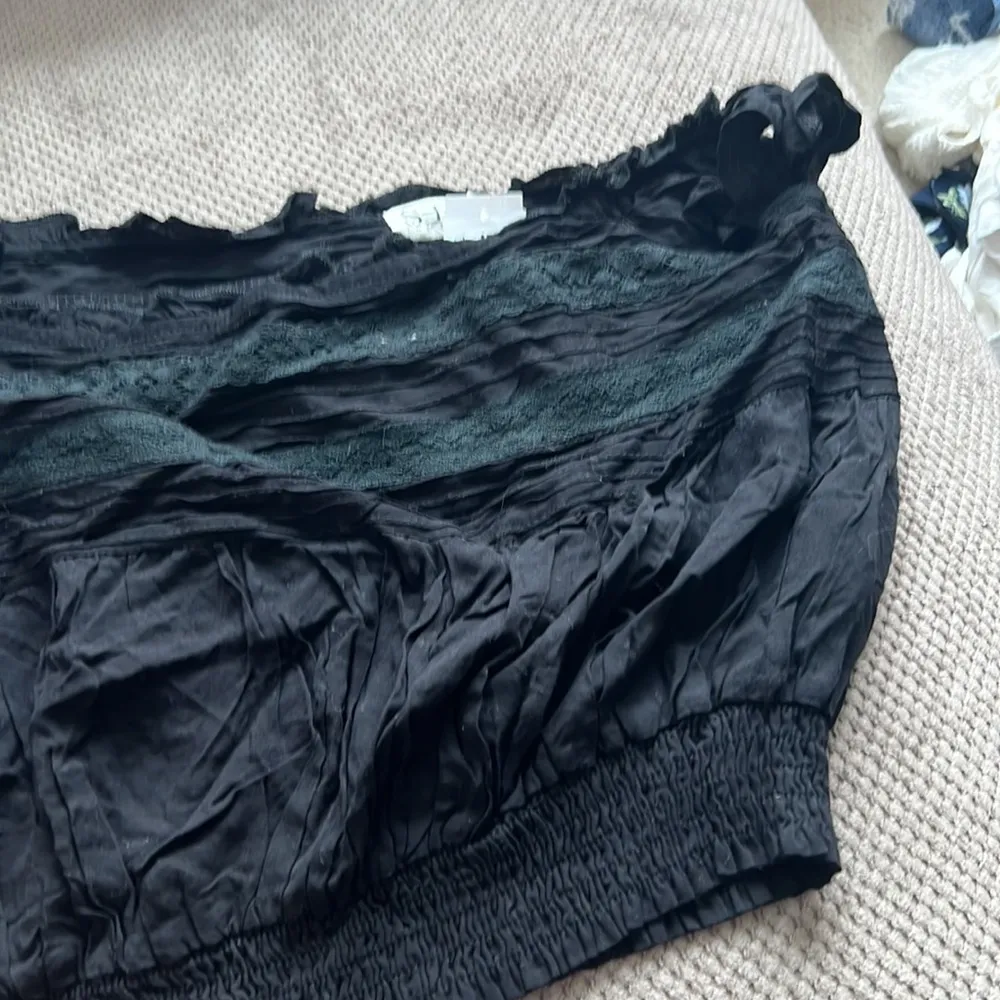 NWT LF SEEK THE LABEL BLACK OFF THE SHOULDER LACE OVERLAY CROP TOP - Image 5