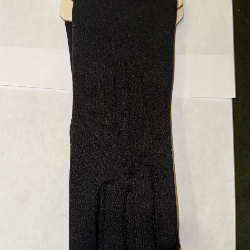 Isotoner SmartDri Black Gloves. Lined. Stretch to fit.  One Size. - Image 4
