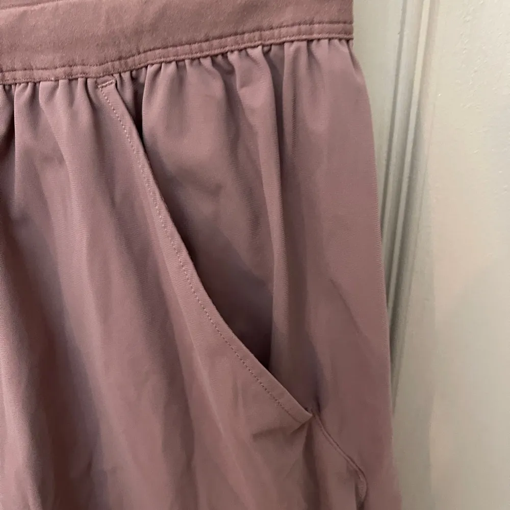 Gymshark mauve colored fitness shorts with drawstring waist & pockets. Size XS. - Image 2
