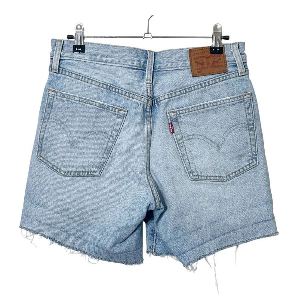Levi’s 501 Distressed Denim Shorts Light Wash Raw Hem women’s  Size W26 - Image 4