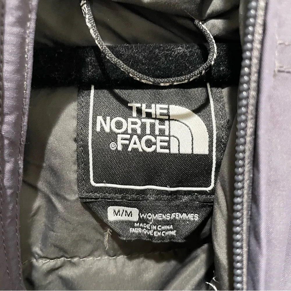 The North Face Women’s Medium Hooded Winter Ski Jacket Grey - Image 6