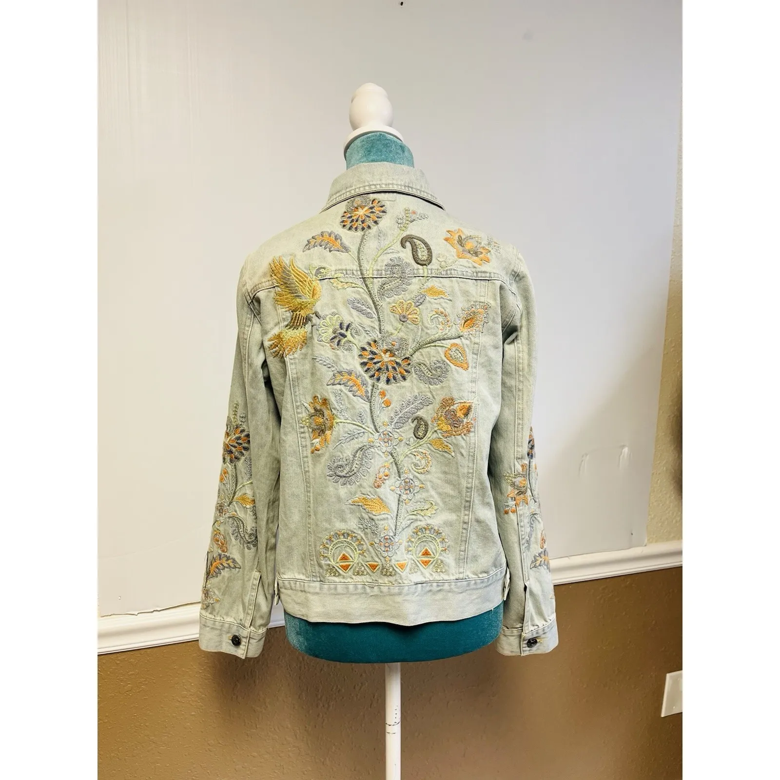 Johnny Was Workshop Floral-Embroidered Denim Jacket, Size XS Light Wash - Image 2