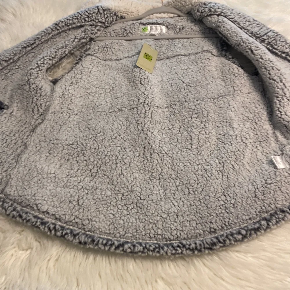 Sherpa Looking Vest size L made by Halcyon gray and white so soft brand new Size L - Image 8