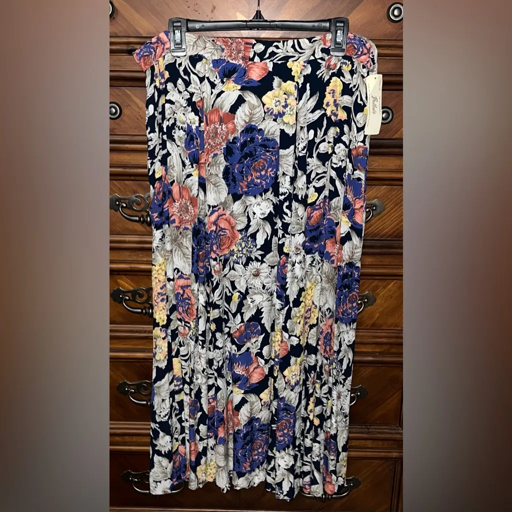 NWT! Karen Kane 2pc Skirt Set 100% Rayon 21” P2P & 18” Waist - Image 10