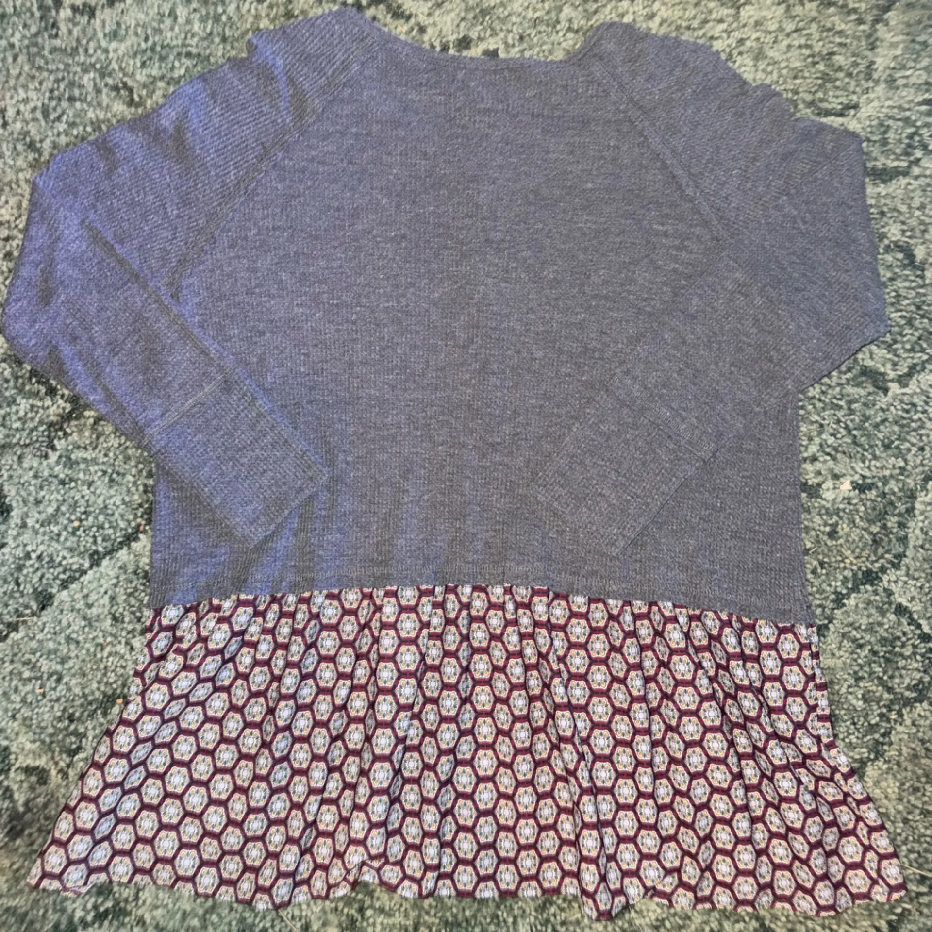 Gray and Burgundy Patterned Hem Top Size M - Image 6