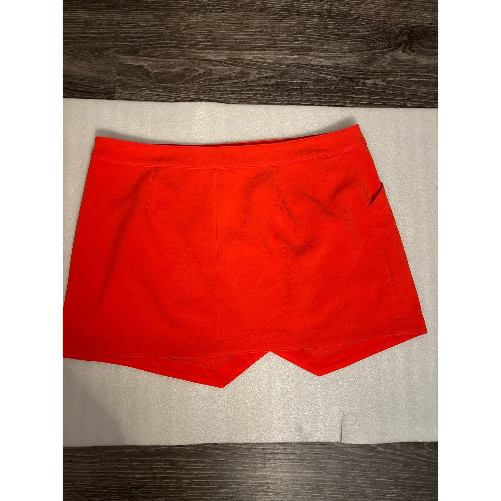 BCBGMaxAzria Beckett Bright Poppy Envelope Shorts L Dopamine Preppy Coconut Girl - Image 2
