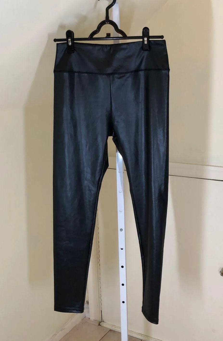 Wild Fable NWOT Women's High Waisted Liquid Black Faux Leather Leggings Size M - Image 3