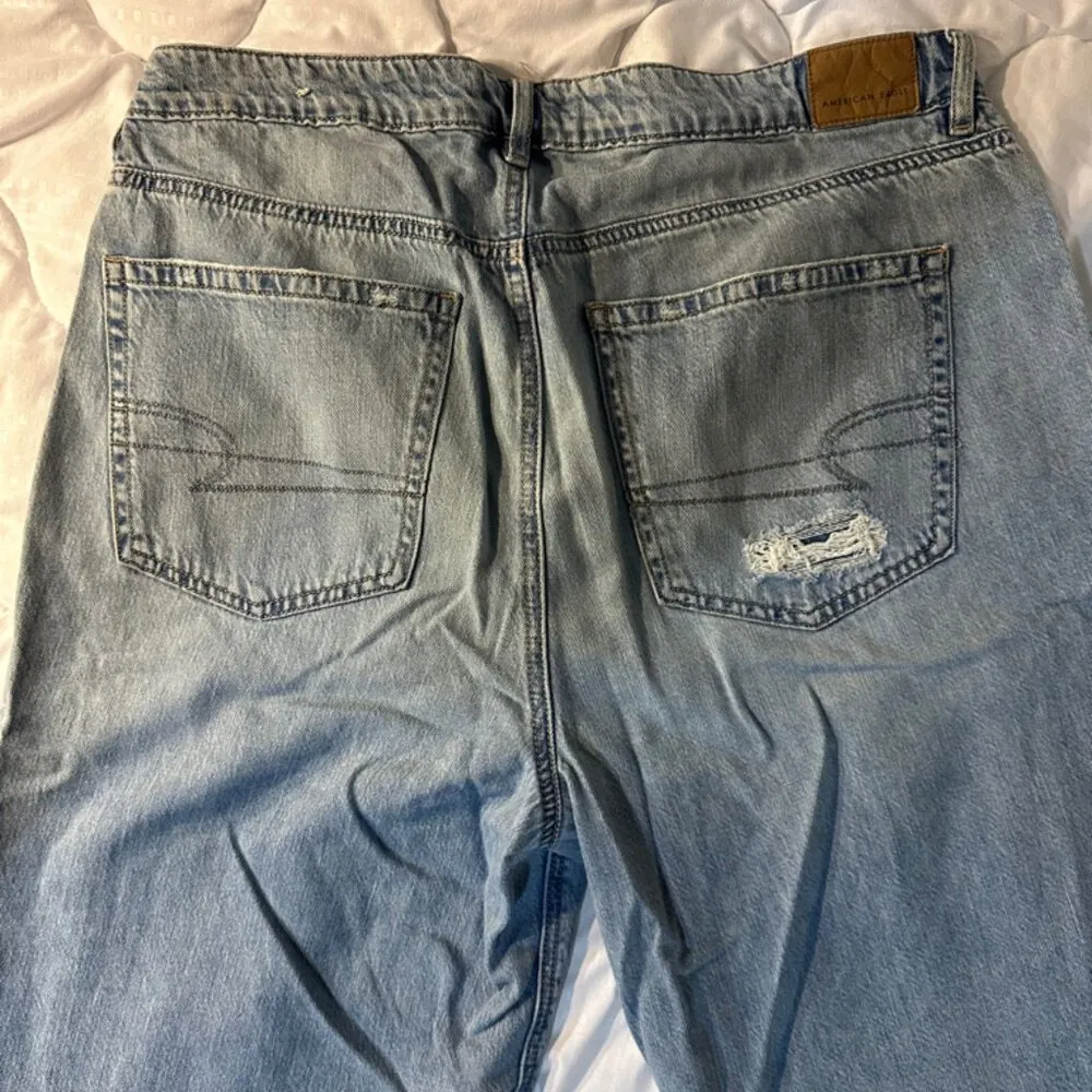 Lite-Wash Baggy American Eagle Size 12 Short  Inseam 27 inches - Image 3