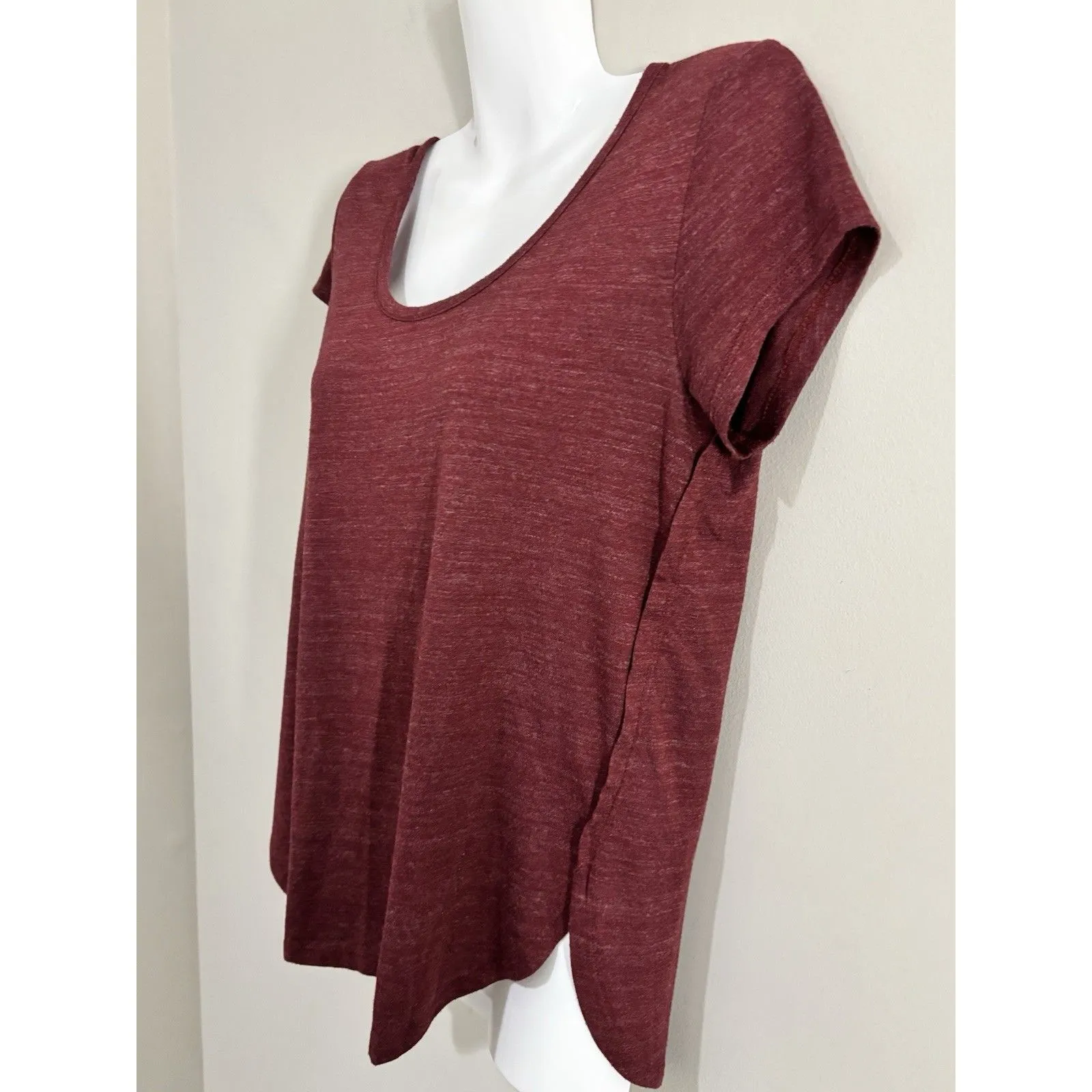 Alo Yoga Cutout Back Short Sleeve Tee Size M Maroon Activewear Athleisure Gym - Image 5