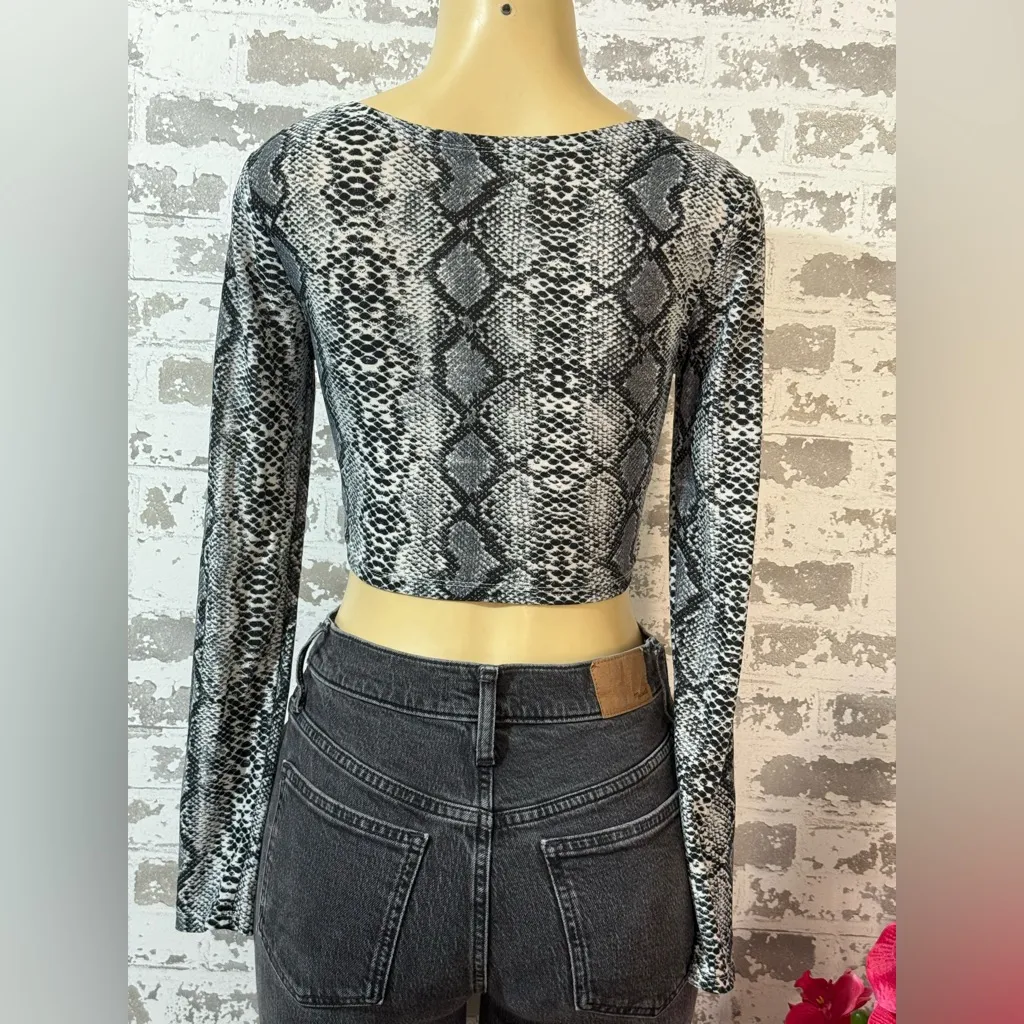 SHEIN Black and Gray Snake Print Crop Top - Image 4