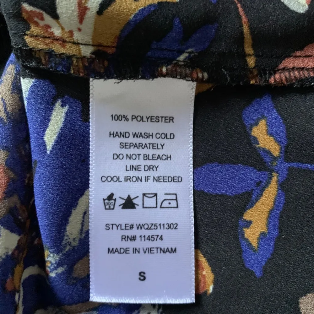 Pleione Long-Sleeve Floral Blouse with Keyhole Neckline in Small Size - Image 9