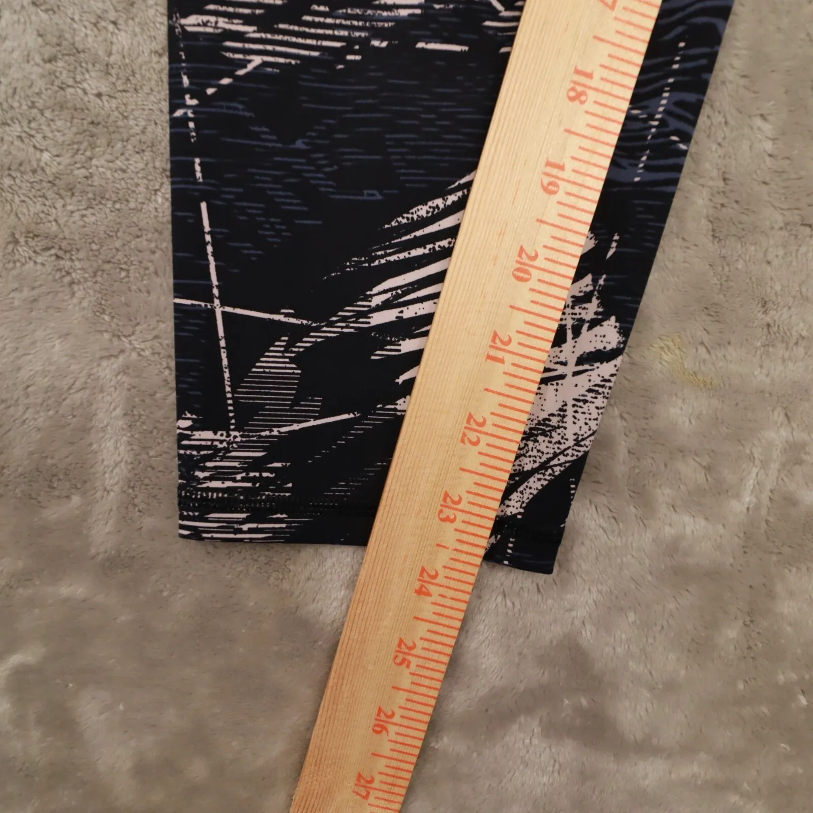 Sweaty Betty Women's Zero Gravity Black Abstract Print 7/8 Leggings size 14 - Image 7