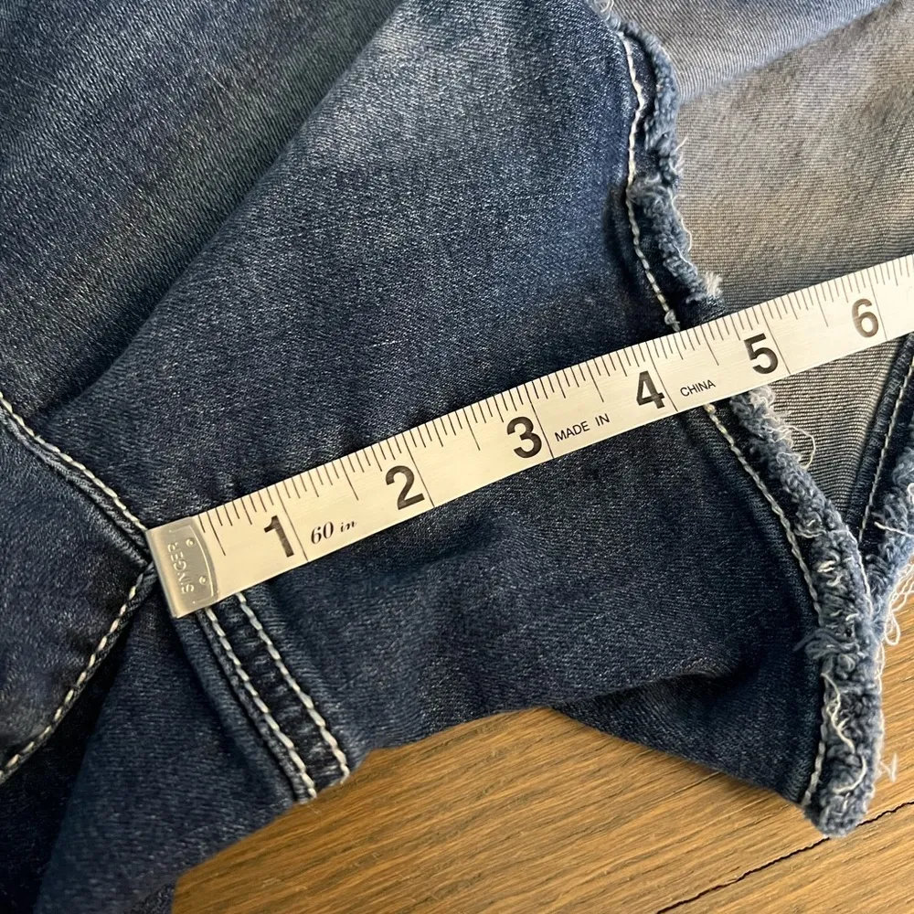 Mid rise Blue Denim Shorts with Embellished Pockets Sz 8 - Image 7