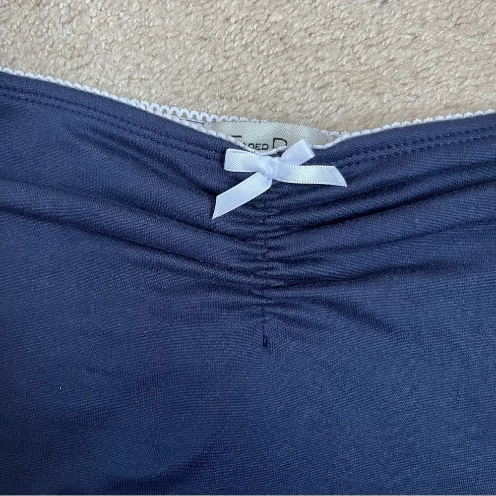 Navy blue tube top with white lace trim and bow detail Size L - Image 3