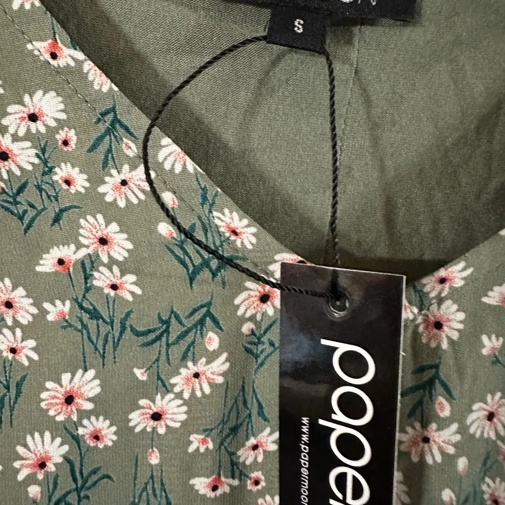 PaperMoon size Small green floral button down back blouse nwt - Image 2