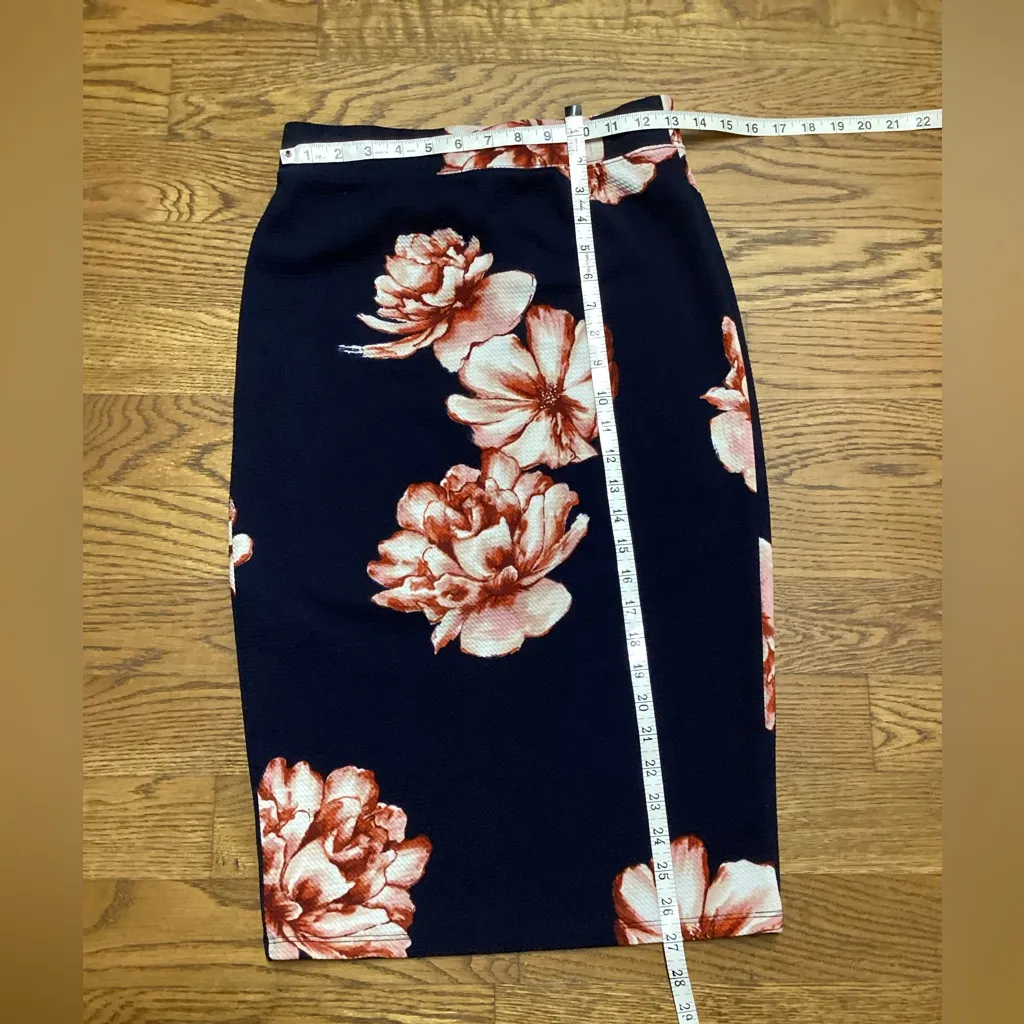 Iris textured pencil skirt. Size Medium.  Navy floral - Image 6