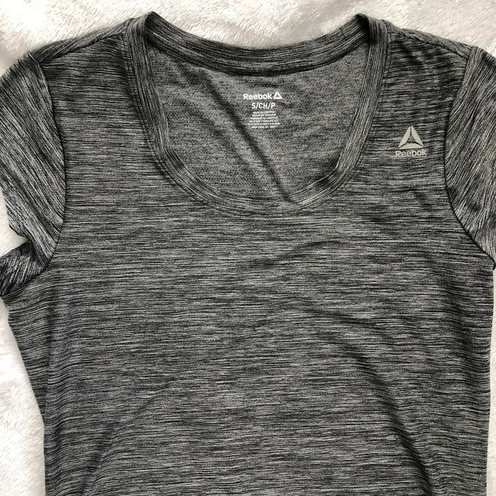 Reebok Gray Short Sleeve Activewear Top Size Small - Image 2
