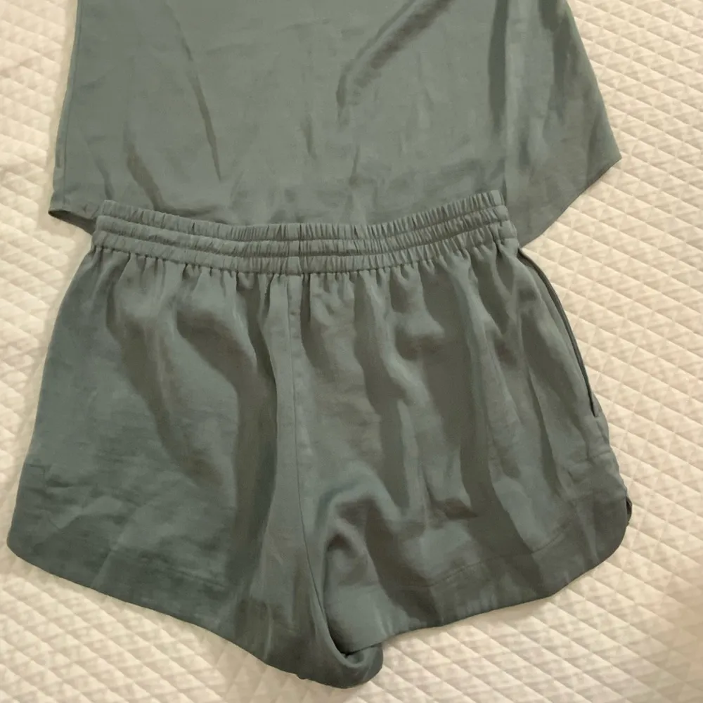 Barefoot Dreams  Pajama Set - Image 4