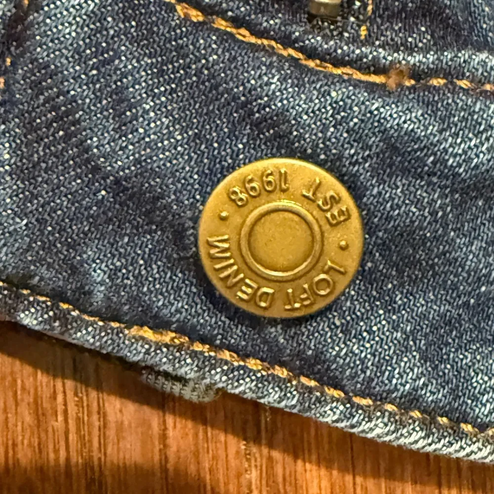 Anna Taylor Loft Classic Blue Denim Women's Shorts, size 27/4 - Image 3