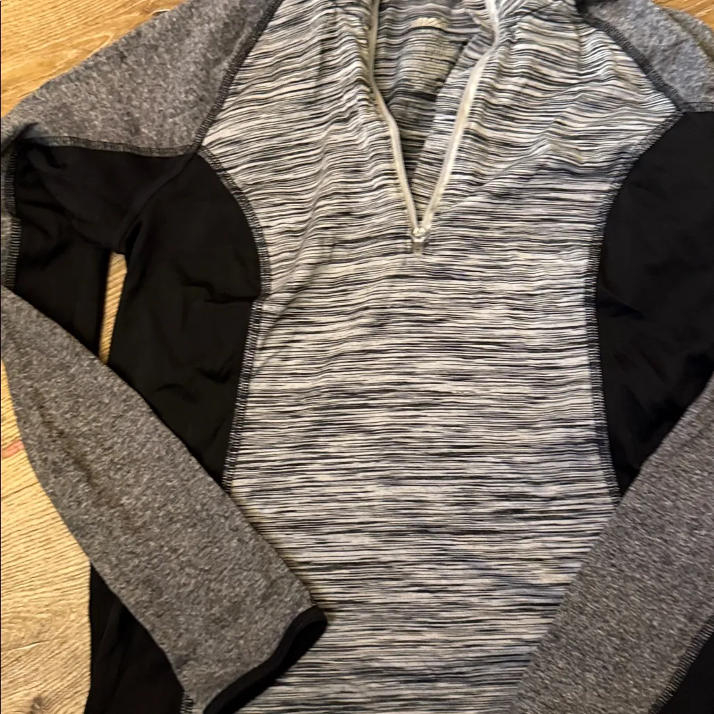 Avia  Women's Gray and Black Quarter-Zip Top - Image 3