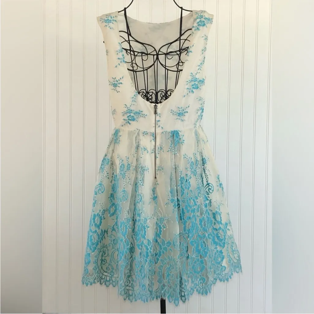 Alice + Olivia Fila Flare Box Pleat Blue Floral Lace Mini Dress - Image 4