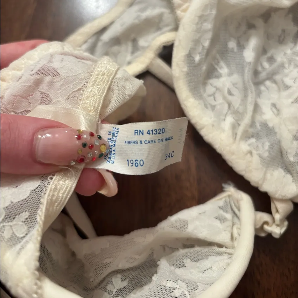 Victoria’s Secret 1960 Lace Bra - Image 3