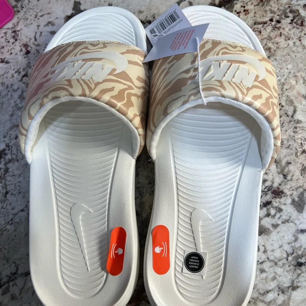 Nike Victori One Print Slip On Slides Sandals Size Women’s 11 Mens 10 CN9676-105 - Image 5