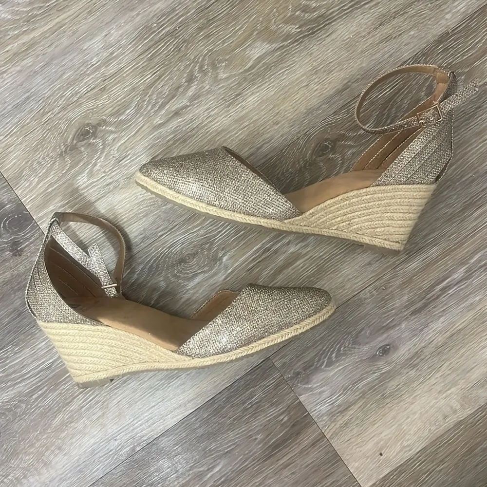 White Mountain Cisco Espadrille wedge Sandal size 9 very sparkly gold new - Image 9