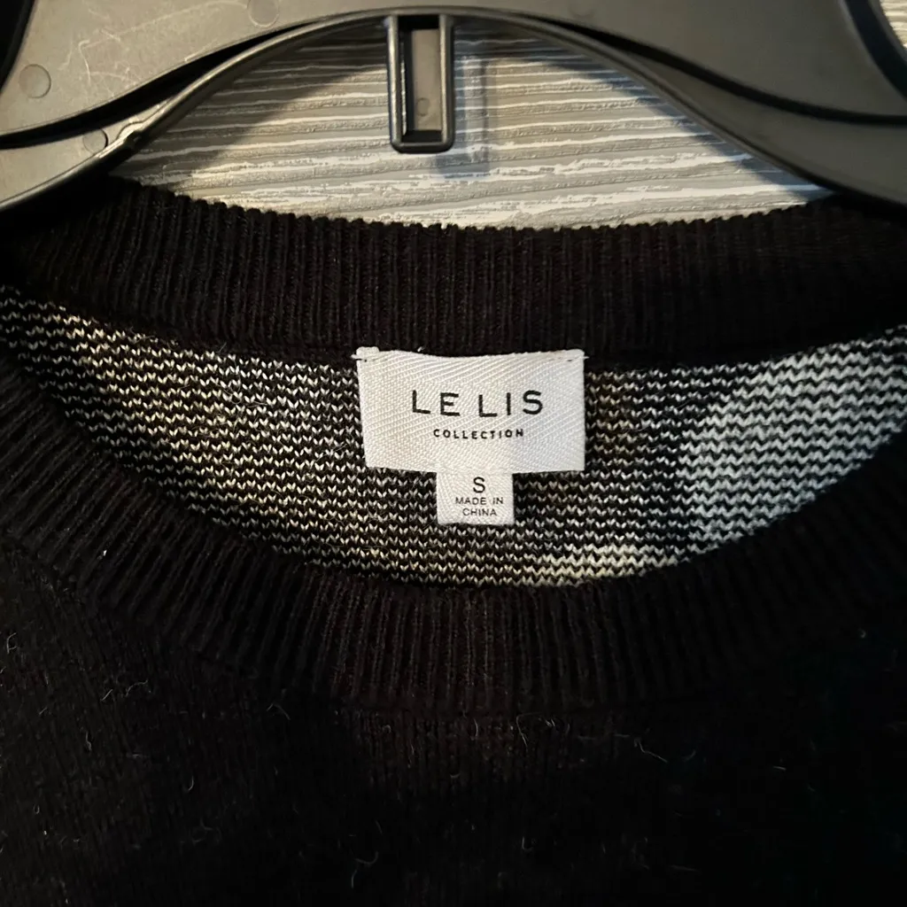 Le Lis Black Floral‎ Cropped Sweater Trendy Flower Print Knit Top - Image 3