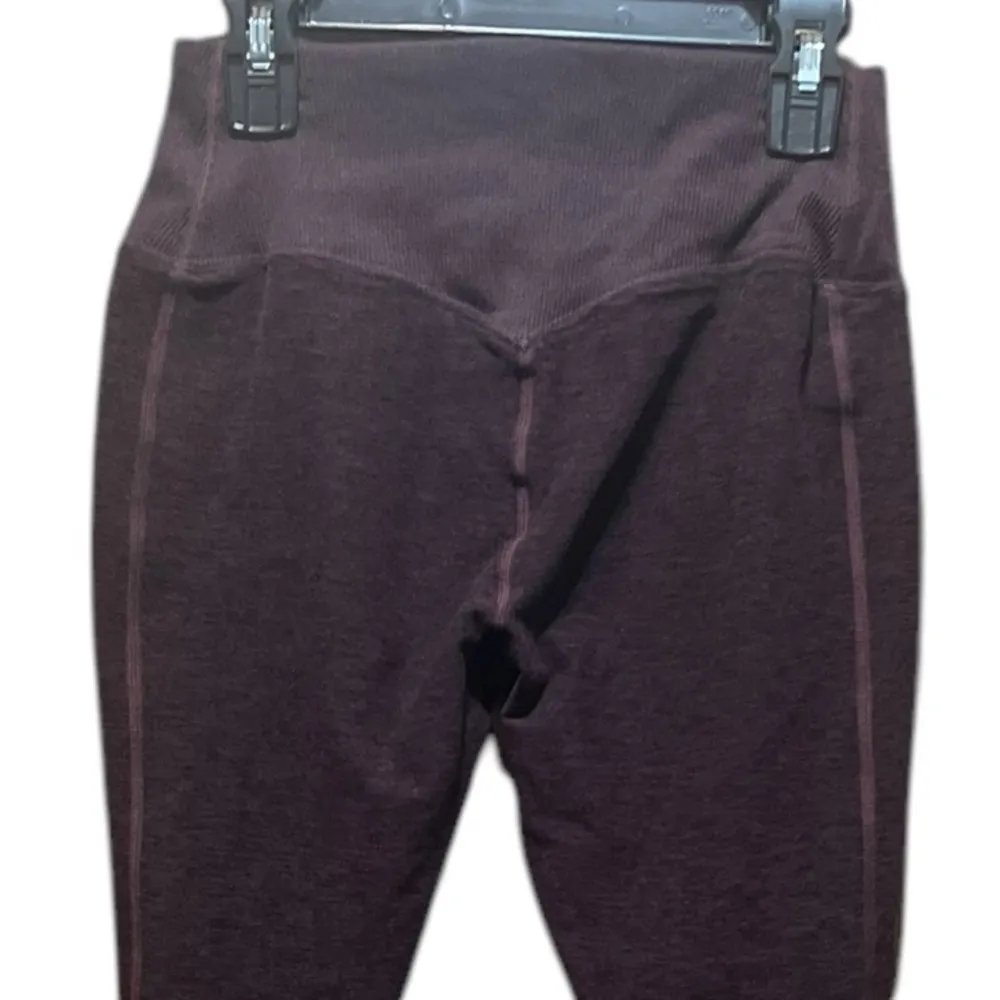 Alo Yoga High-Waist Lounge Legging in Oxblood Heather Size Small - Image 8