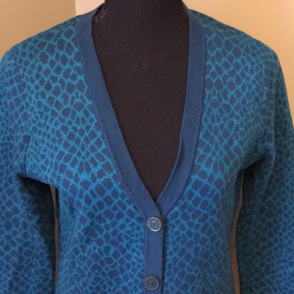 Isaac Mizrahi Live! Blue reptile print Cardigan Sweater size XS - Image 4