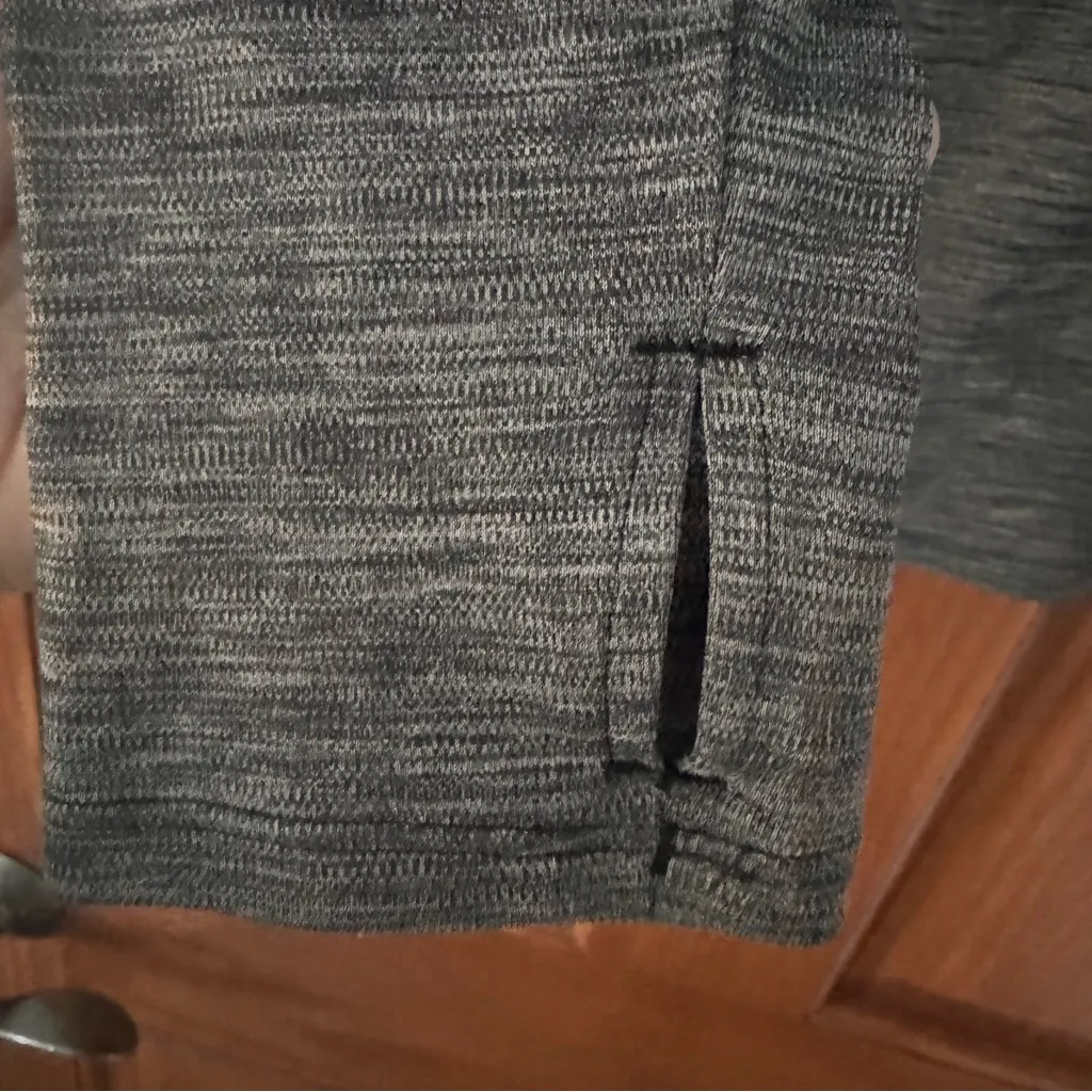 Under Armour Quarter 1/4 Zip Fitted Pullover Women's Medium Dark Gray Heatgear - Image 2